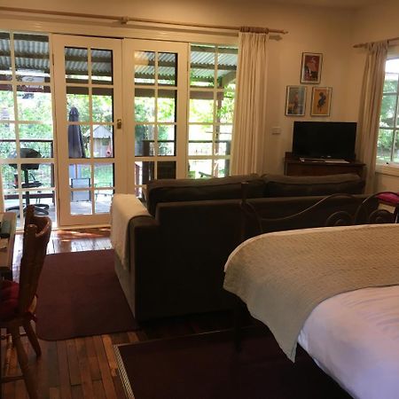 Stone'S Throw Cottage Bed And Breakfast Belgrave Εξωτερικό φωτογραφία