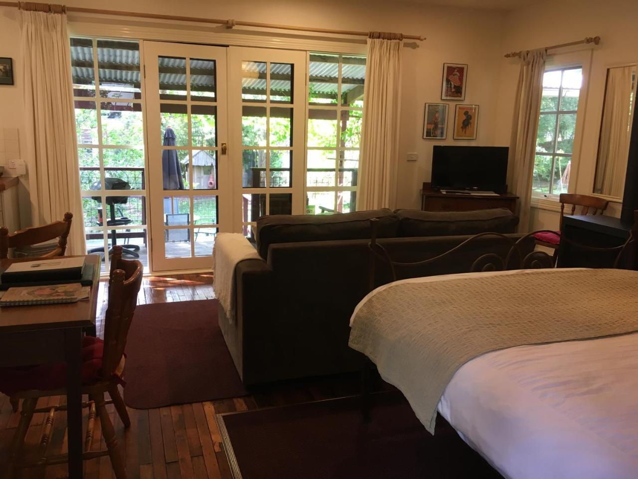 Stone'S Throw Cottage Bed And Breakfast Belgrave Εξωτερικό φωτογραφία